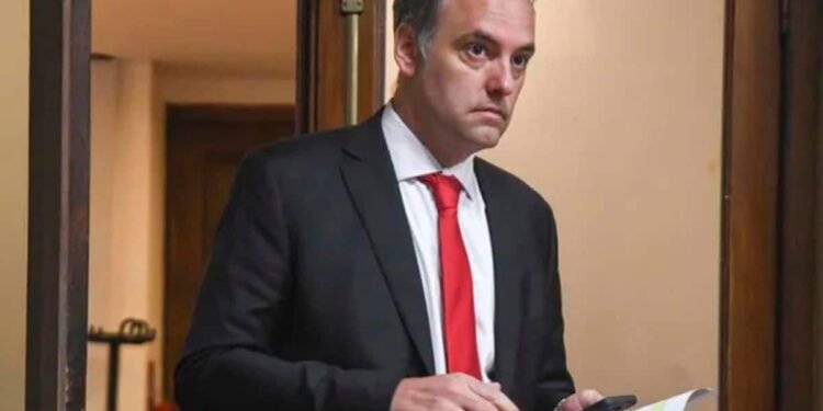 El Gobierno inicia una investigación sobre el uso de tarjetas de crédito por parte de funcionarios en el caso Adorni