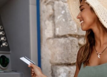 Cómo proteger tus dólares de viaje: el riesgo de usar tarjetas físicas en el exterior