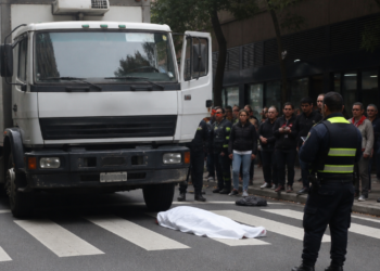 Tragedia en Caballito: una mujer falleció al ser atropellada por un camión