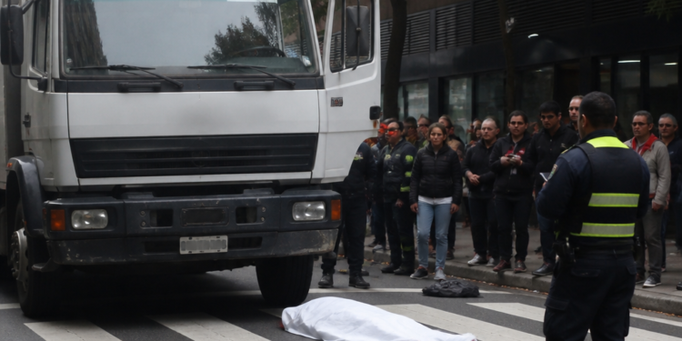 Tragedia en Caballito: una mujer falleció al ser atropellada por un camión