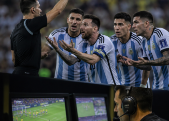 La controversia arbitral y el VAR vuelven a centrar la atención en la selección argentina