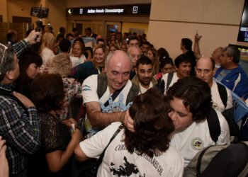Regreso de la selección argentina: reacciones familiares tras la llegada a Ezeiza