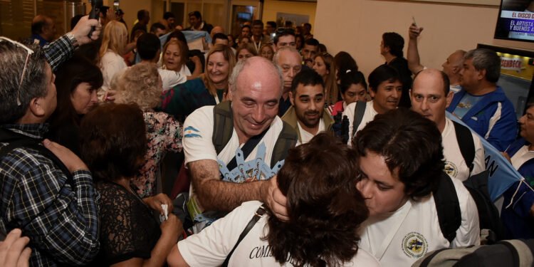 Regreso de la selección argentina: reacciones familiares tras la llegada a Ezeiza