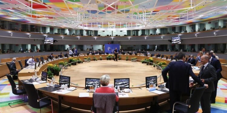 La Unión Europea implementa nuevas sanciones a Rusia sobre petróleo y finanzas