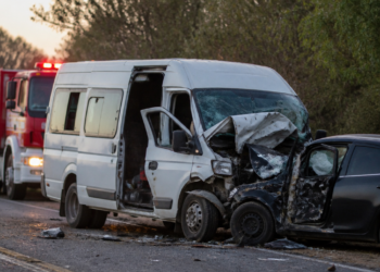 Accidente en Córdoba: un minibús con un equipo femenino infantil colisionó con un automóvil, causando dos muertes