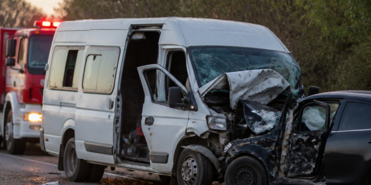 Accidente en Córdoba: un minibús con un equipo femenino infantil colisionó con un automóvil, causando dos muertes