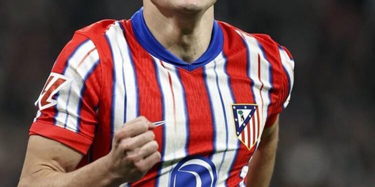 Julián Álvarez sigue de cerca su plan de entrenamiento con Atlético de Madrid y se aleja de un traspaso a Barcelona