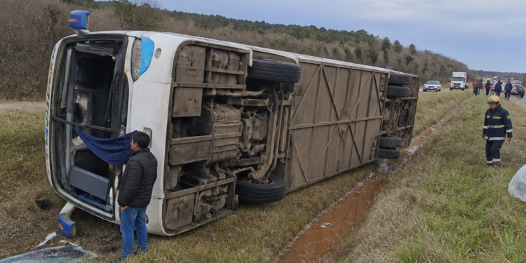Accidente de ómnibus en la ruta 14: una fallecida y 14 heridos