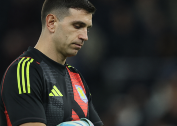 Desafíos para Dibu Martínez: fracasó su pase a la Juventus y su titularidad en el Aston Villa corre peligro