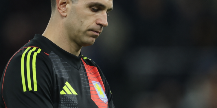 Desafíos para Dibu Martínez: fracasó su pase a la Juventus y su titularidad en el Aston Villa corre peligro