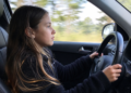 Un padre graba a su hija de 9 años al volante: ‘¡Qué grande la piloto!’
