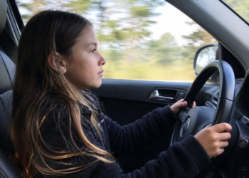 Un padre graba a su hija de 9 años al volante: ‘¡Qué grande la piloto!’