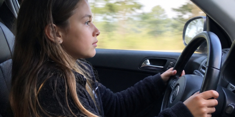 Un padre graba a su hija de 9 años al volante: ‘¡Qué grande la piloto!’