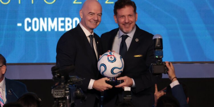 La Conmebol celebra la retirada del proyecto de privatización de Gianni Infantino