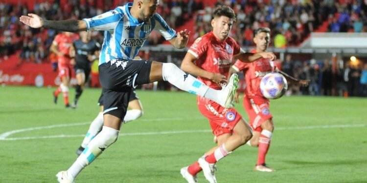 Argentinos Juniors se impone 2-1 a Racing y lidera en solitario la Zona B del Torneo Clausura