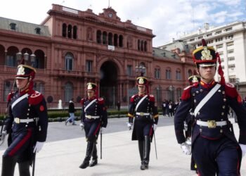 Fuerzas Armadas: recortes de personal, salarios estancados y una posible reducción