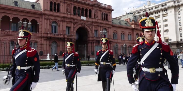 Fuerzas Armadas: recortes de personal, salarios estancados y una posible reducción