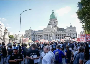Los proyectos para abordar el endeudamiento ganan relevancia en el Congreso y generan tensión en el Gobierno