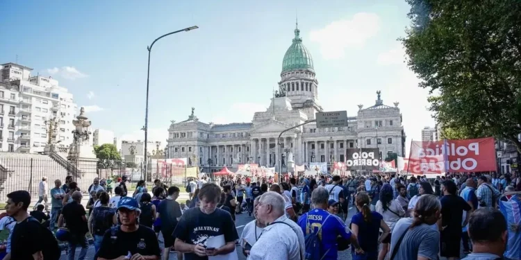 Los proyectos para abordar el endeudamiento ganan relevancia en el Congreso y generan tensión en el Gobierno