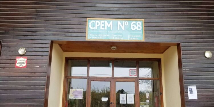 Neuquén: una alumna agredió a la vicedirectora tras ser sorprendida fumando marihuana en el baño