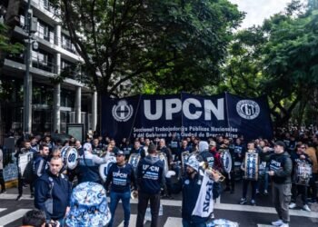 Aumento salarial por cuatro meses para empleados estatales genera división entre sindicatos