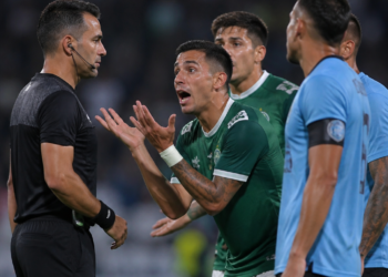 Sarmiento cede el triunfo en el último suspiro ante Belgrano: los dos penales que intervinieron el VAR