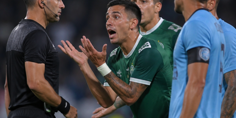 Sarmiento cede el triunfo en el último suspiro ante Belgrano: los dos penales que intervinieron el VAR