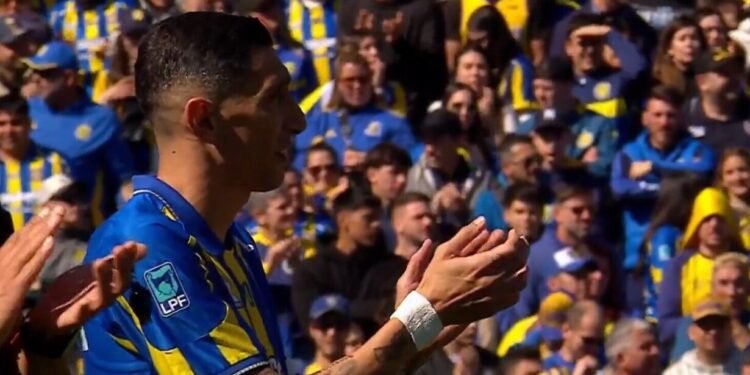 El tributo a Lionel Messi en el clásico rosarino: ovaciones para el ídolo y para Fideo Di María