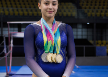 Con 16 años, ganó cinco medallas en los Juegos Suramericanos y organiza rifas para costear su participación en el Mundial de gimnasia