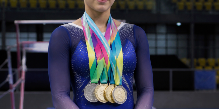 Con 16 años, ganó cinco medallas en los Juegos Suramericanos y organiza rifas para costear su participación en el Mundial de gimnasia