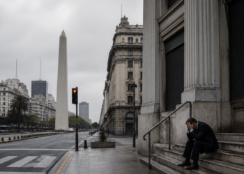 La economía argentina enfrenta su primer retroceso en dos años y revela un dilema subyacente