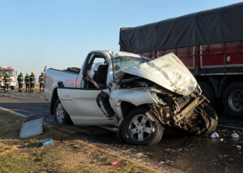 Trágico accidente entre una camioneta y un camión en la Autopista Córdoba-Rosario: una mujer perdida y dos heridos