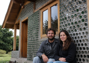 Tras perder sus empleos, construyeron una casa de 70 m² con más de 10.000 botellas de vidrio en cinco meses