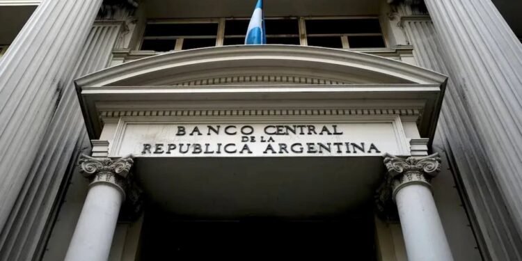 Ante un récord de mora, el Gobierno implementará cinco medidas para fomentar el crédito en pesos