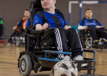 Un jugador de fútbol adaptado vive su pasión a pesar de la adversidad: “El powerchair me cambió la vida”