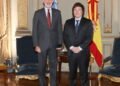 Milei visita España nuevamente; Francia intenta frenar la violencia con medidas de seguridad