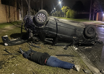 Accidente en Lomas de Zamora: conductor expulsado tras volcar en un choque