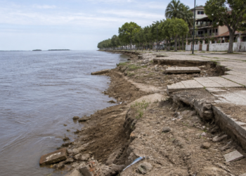 La creciente del Paraná impacta en Corrientes: playas y economía de un destino turístico muy visitado se ven severamente afectados