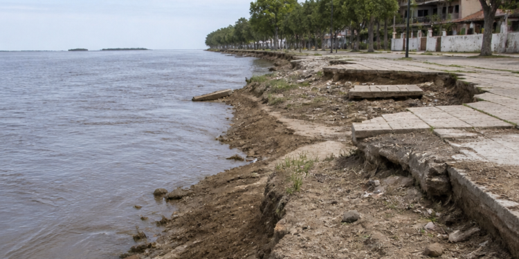 La creciente del Paraná impacta en Corrientes: playas y economía de un destino turístico muy visitado se ven severamente afectados