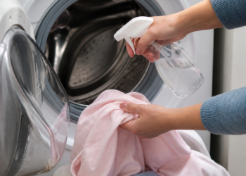 Agua, vinagre y suavizante sobre la ropa húmeda: para qué sirve la mezcla y qué precauciones tener
