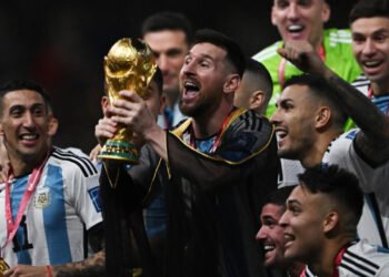 La réplica del trofeo del Mundial 2022 que Messi levantó se subastará y su creadora comparte sus sentimientos encontrados: “Yo no la vendería”