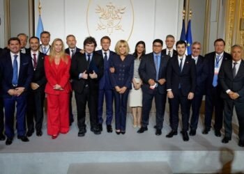 Gobernadores argentinos en París solicitan flexibilización y destacan oportunidades de inversión