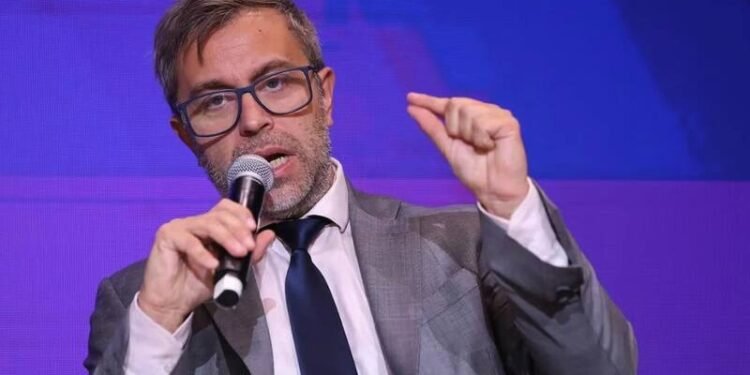 El secretario de Finanzas afirmó que la economía se fortalecerá hacia 2027 y descartó fluctuaciones cambiarias